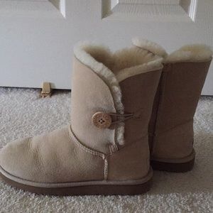 Tan uggs